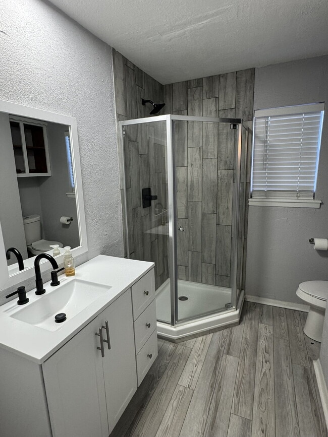 Building Photo - Excellent 3 bedroom 2 bath in great neighb...
