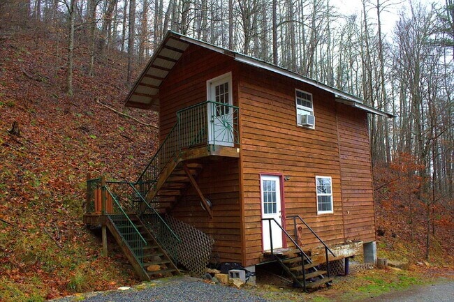 Building Photo - "Charming 2-Bed Retreat with Hardwood Elegance in Scenic Marshall, NC"
