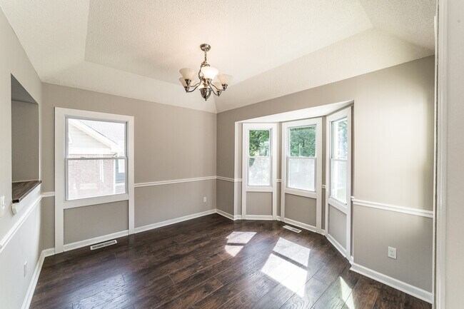 Building Photo - 2014 Fairway Hills Dr