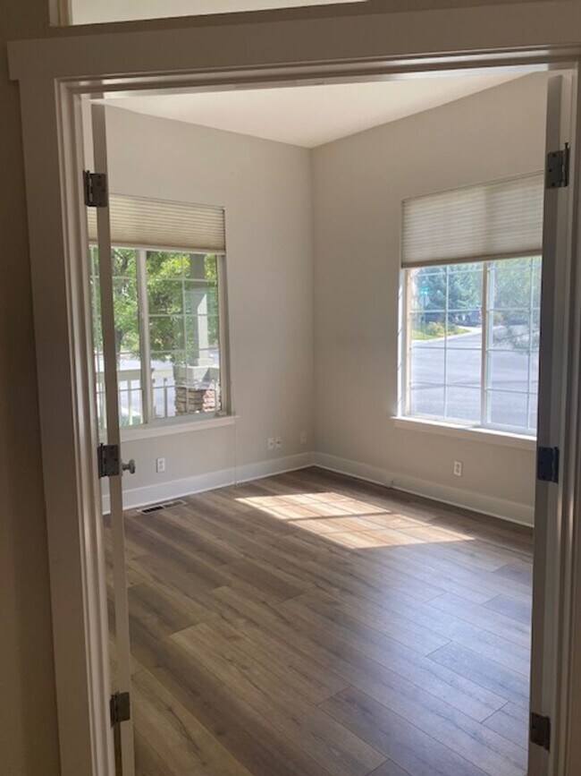 Building Photo - Sweet, perfect 10 located in Caughlin Ranc...