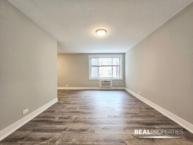 Building Photo - 532 W Surf St