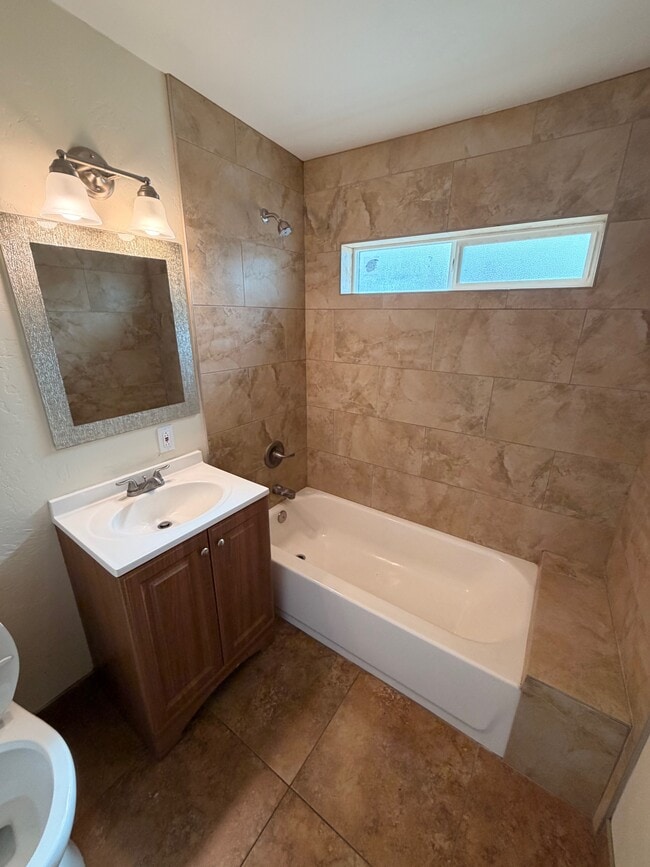 Building Photo - 1030 E 7th St