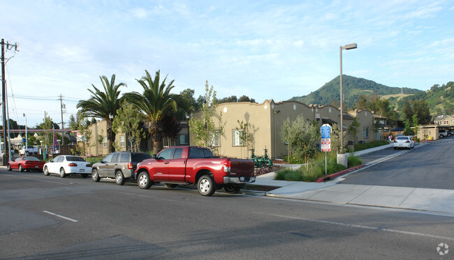 Primary Photo - Royal Court Apartments