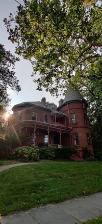 Building Photo - 335 Grand St