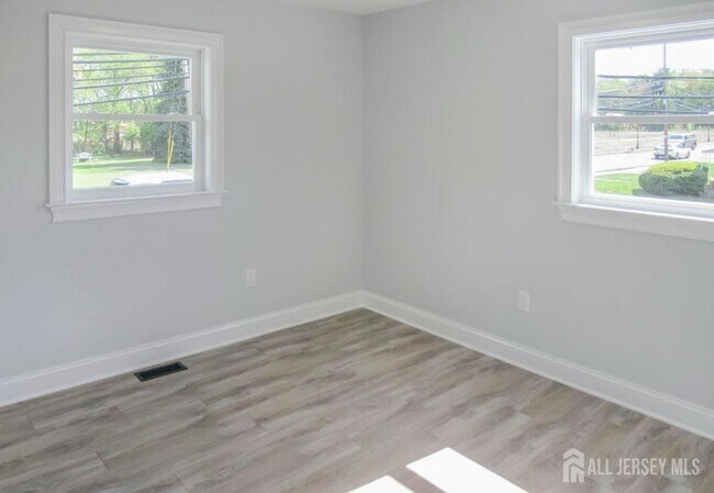 Building Photo - 156 Cliffwood Ave W