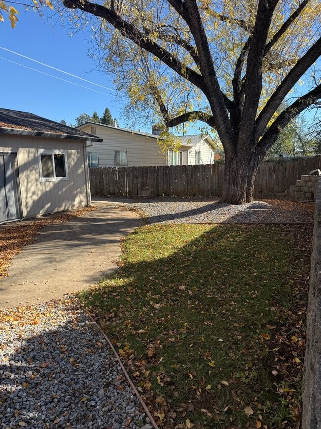 Building Photo - 3-bedroom, 2-bathroom home in Redding Updated Interior!