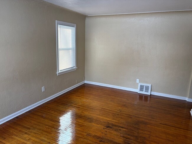 Building Photo - 3 Bedroom House