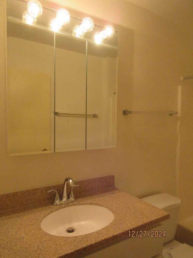 Building Photo - Available May 2026 Germantown -Two Bedroom lower includes off street parking