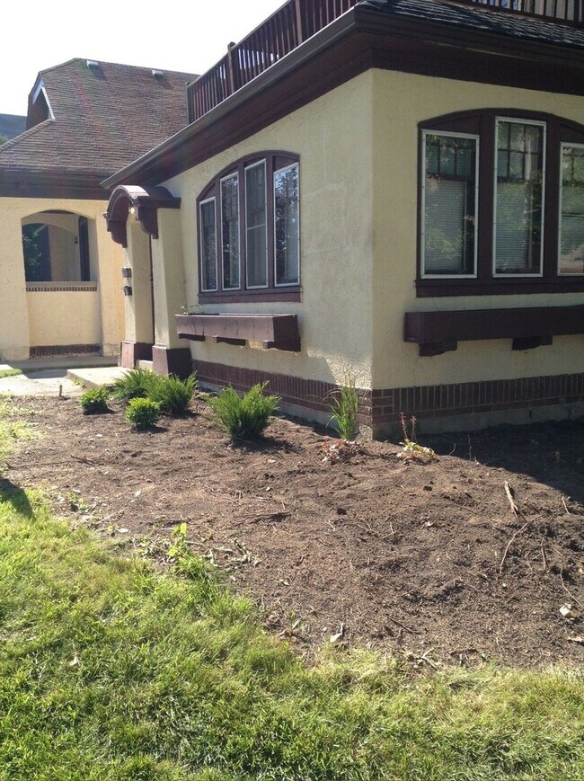 Building Photo - 1830 E Kenwood Blvd