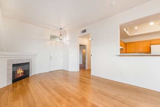 Building Photo - IMMACULATE 2 BEDROOM CONDO IN HENDERSON!