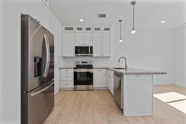 Building Photo - MODERN 3 BED 2.5 BATH HOMES IN ST ANTHONY