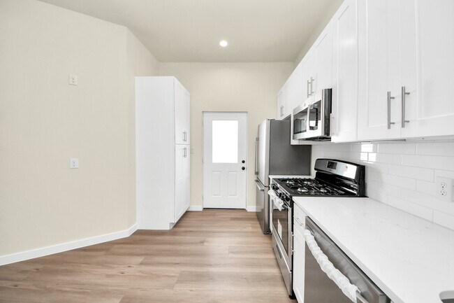 Building Photo - 8025 Peachtree St