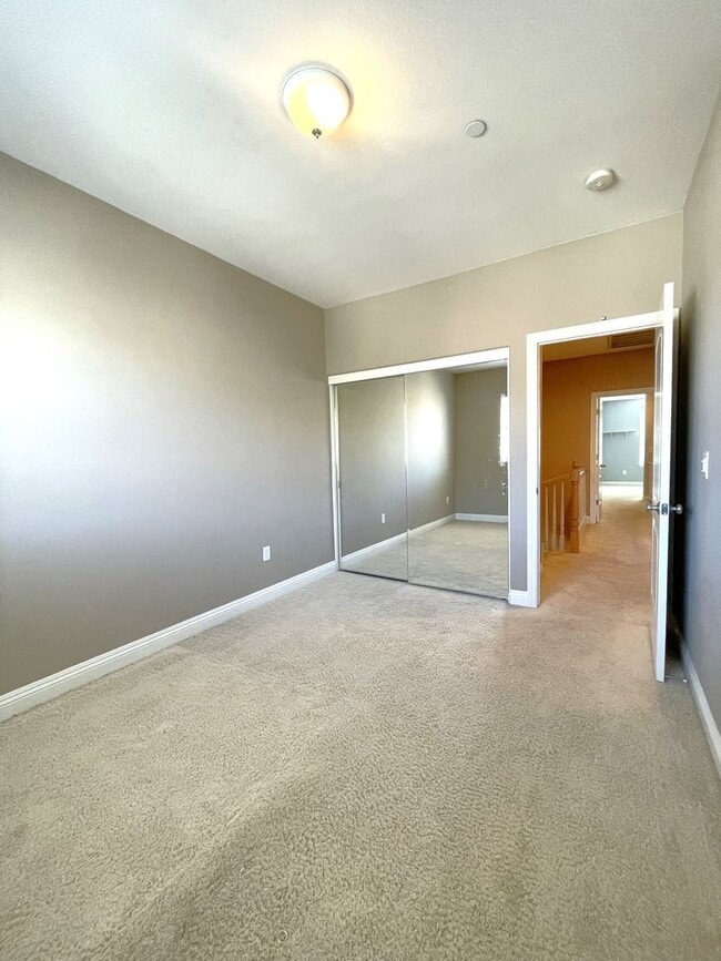 Building Photo - Stunning 3 Bedroom 2.5 Bath Town Home in p...