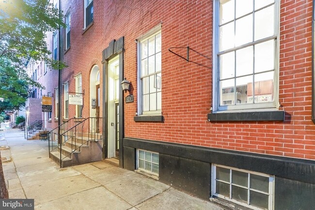 Building Photo - 329 S 12th St