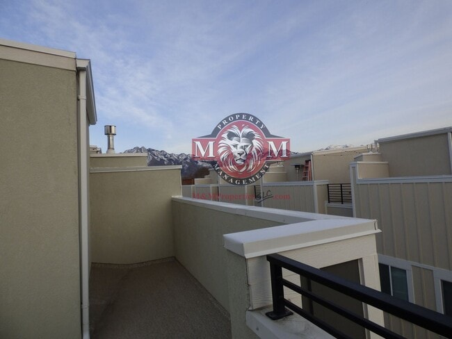 Building Photo - Great 3 Bd 2.5 Ba Townhome Rooftop Views