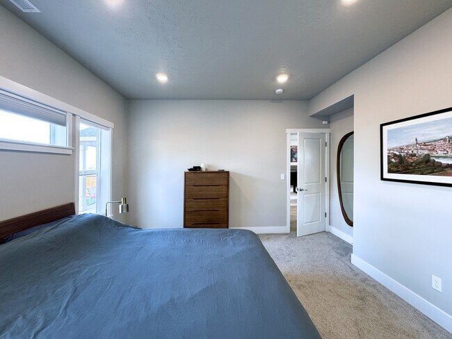 Building Photo - 2771 Cascara Dr