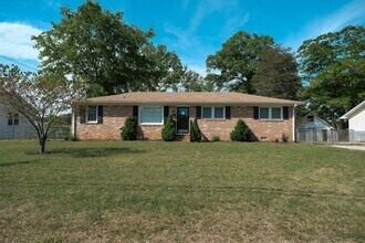 Building Photo - Charming 3/1.5 ranch style house!