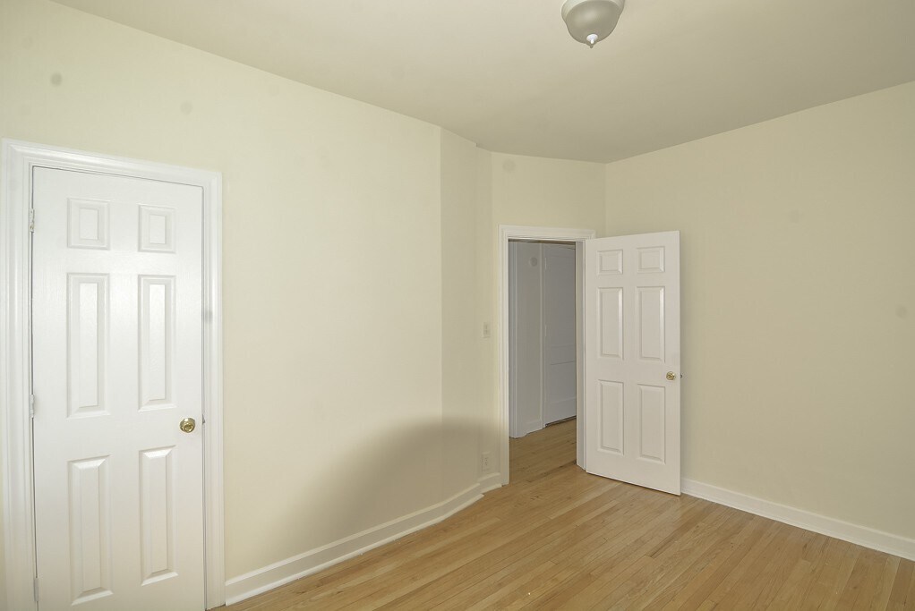 Building Photo - 820 W Waveland Ave