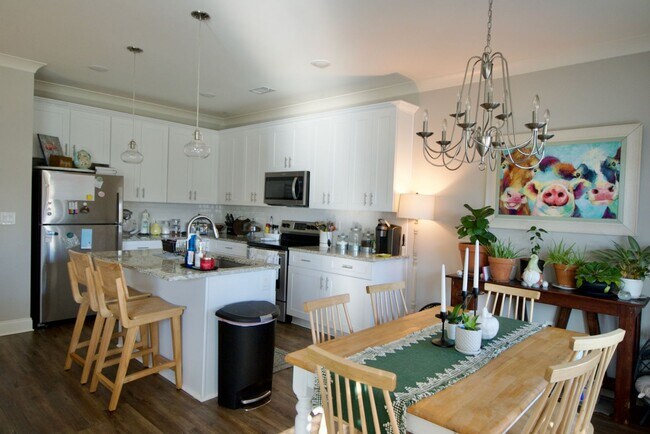 Building Photo - 3 Bed 3.5 Bath Luxury Townhome in Convenient Location!