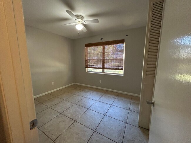 Building Photo - Sub-Lease 3/2 in Northwood