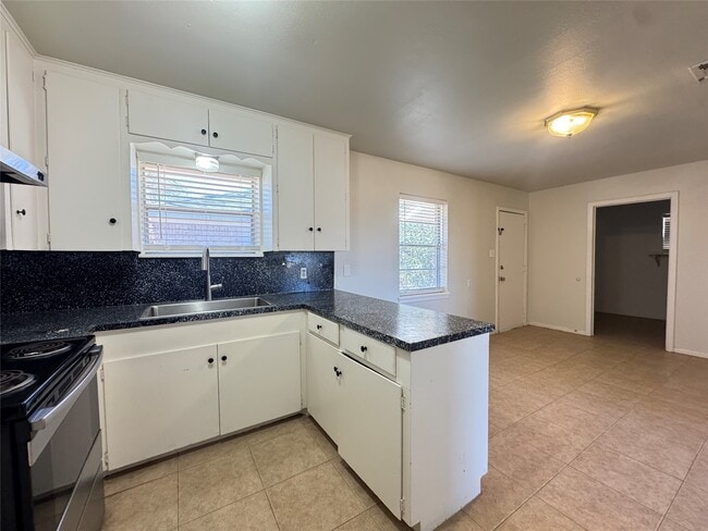 Building Photo - 2205 Farr St