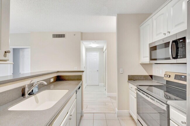 Building Photo - 780 S Sapodilla Ave