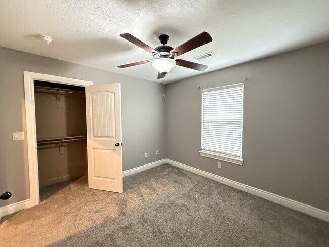 Building Photo - Great Outdoor Living Space / 4BR with 3 Ca...