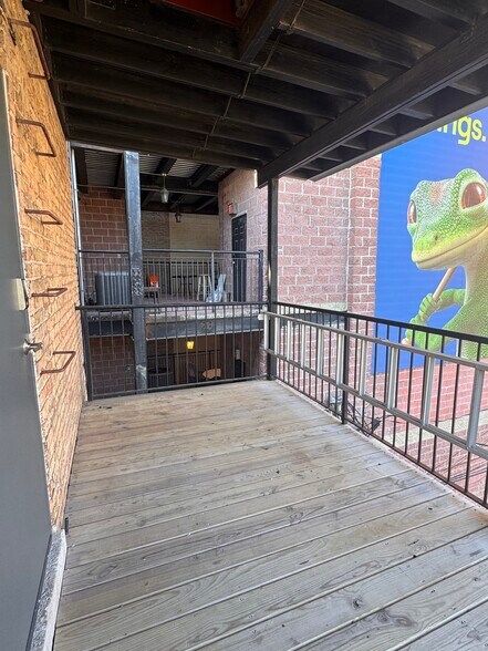 Building Photo - 948 W Addison St