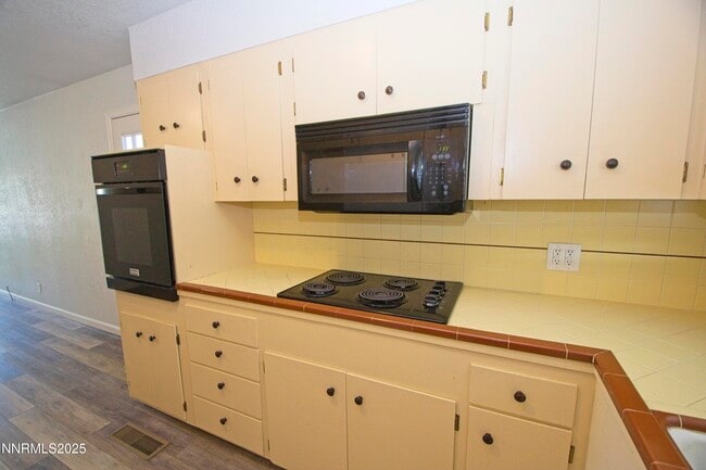 Building Photo - 3103 Lakeside Dr