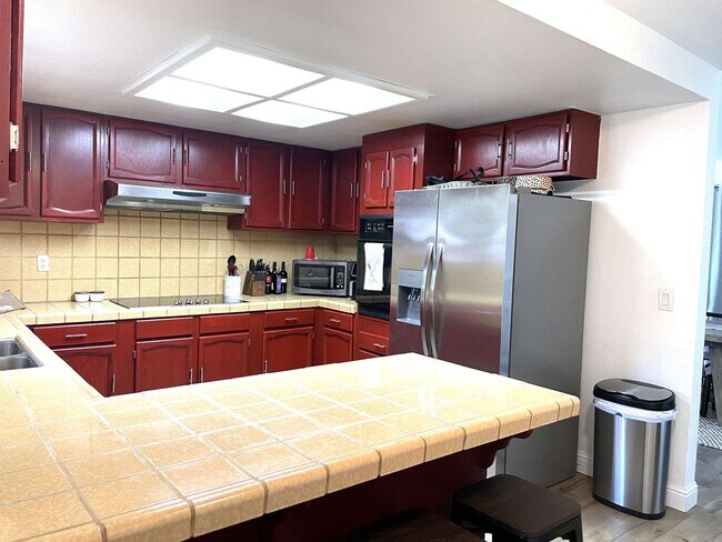 Building Photo - 3 bedroom, 3 bath unfurnished or furnished...