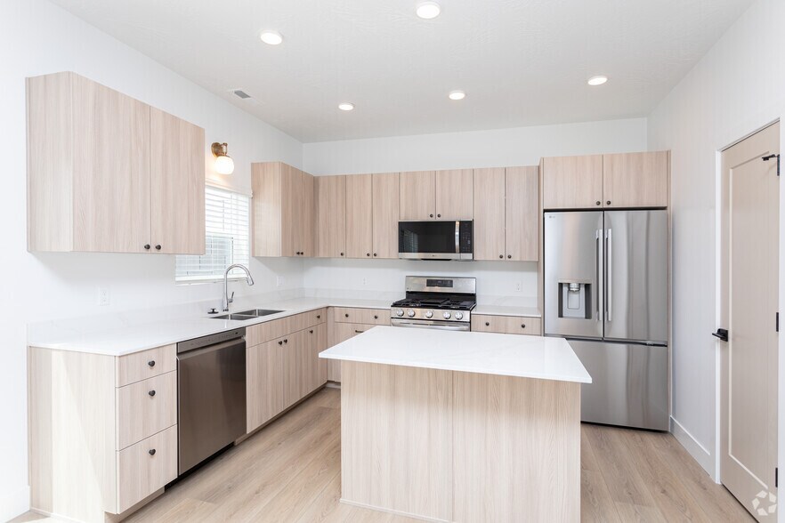 3BR, 2.5BA - 1,395SF - Kitchen - Falcon Ridge