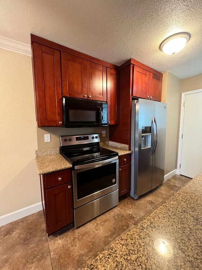 Building Photo - 2 Bedroom / 1 Bathroom Townhome in Bay Point