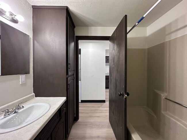 Building Photo - Noble Estates |||