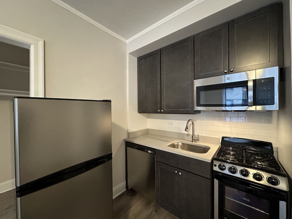 Building Photo - 3335 W Diversey Ave