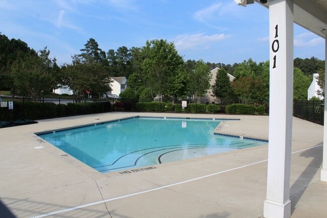 Building Photo - Pre-lease now for August!