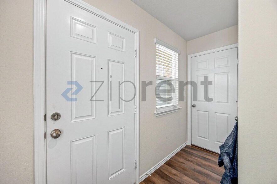 Building Photo - Unit