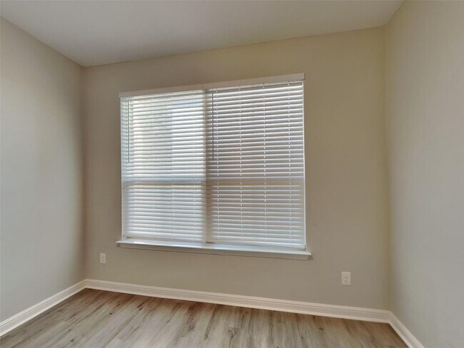 Building Photo - 5BR/4BA | Updated Single Family Home | 2-Car Garage | Gated backyard