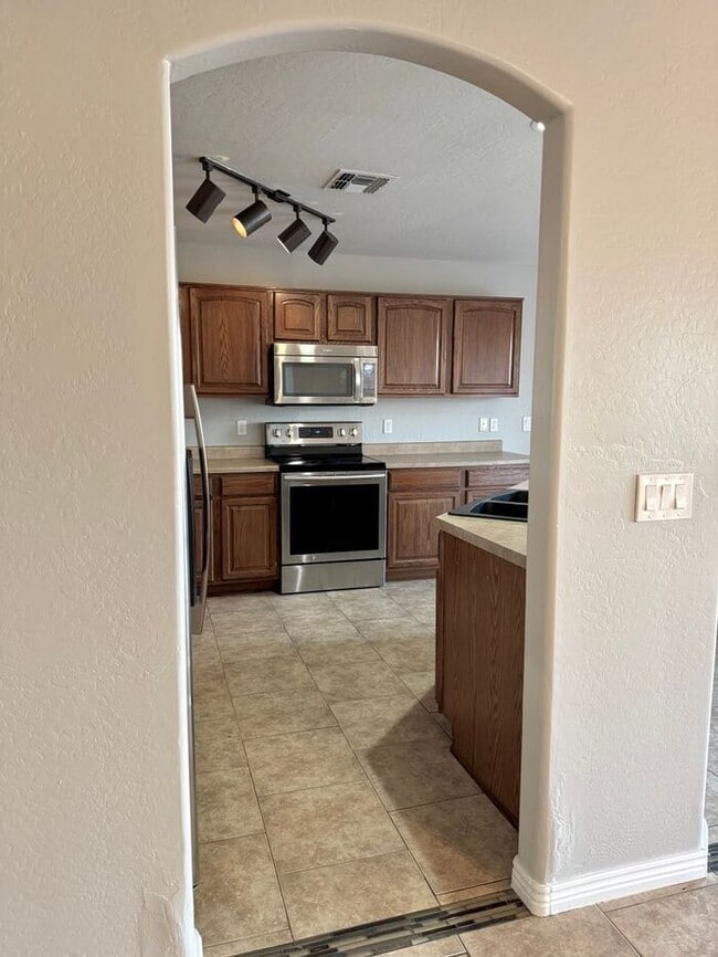 Building Photo - Amazing 4BD, 3BA house in Pinal county (31...