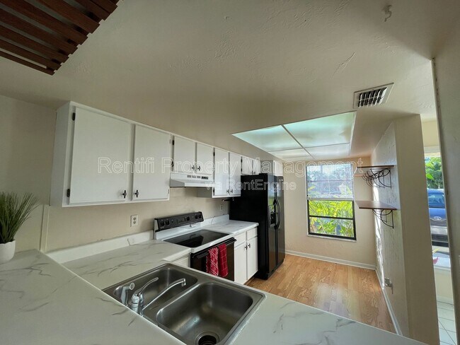 Building Photo - 2131 Crystal Dr