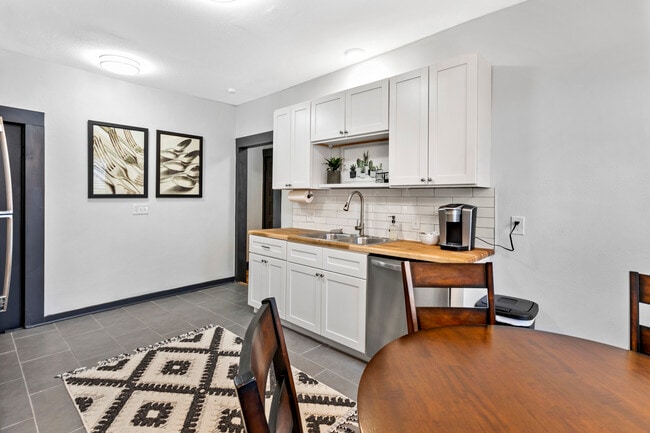 Building Photo - 1143 W 41st Terrace