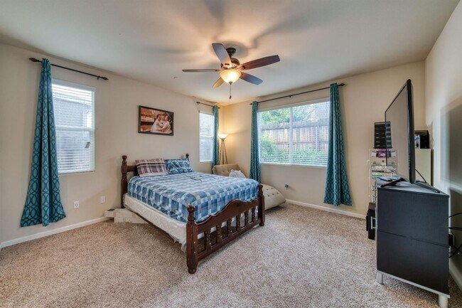 Building Photo - Beautiful 5 bedroom / 4 bath near Clovis East