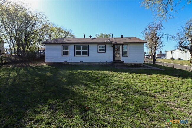 Building Photo - 2701 Hillside Dr