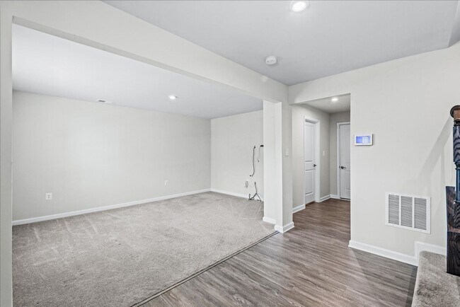 Building Photo - Elegant Townhome Close to I-95 and Downtow...