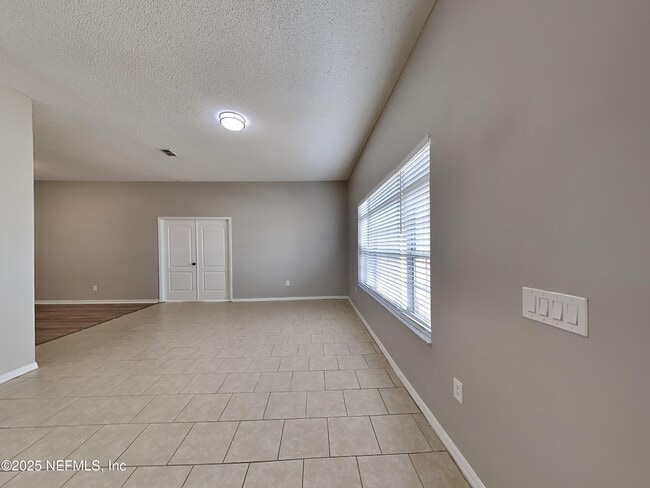 Building Photo - 250 Parkview Dr