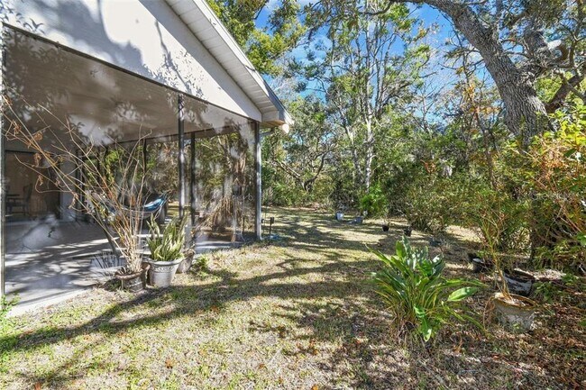 Building Photo - 201 Pine St