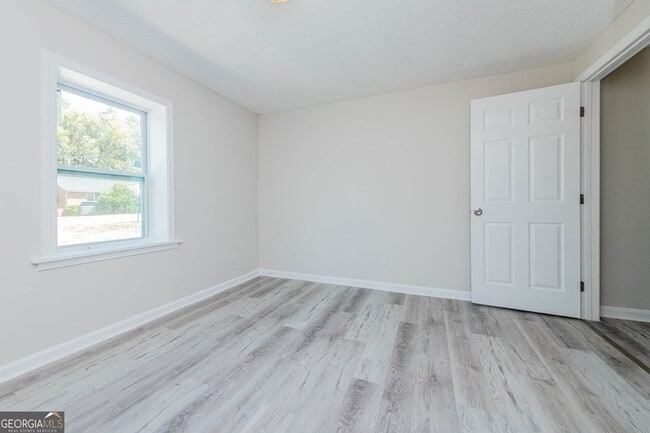 Building Photo - 3584 Log Cabin Dr