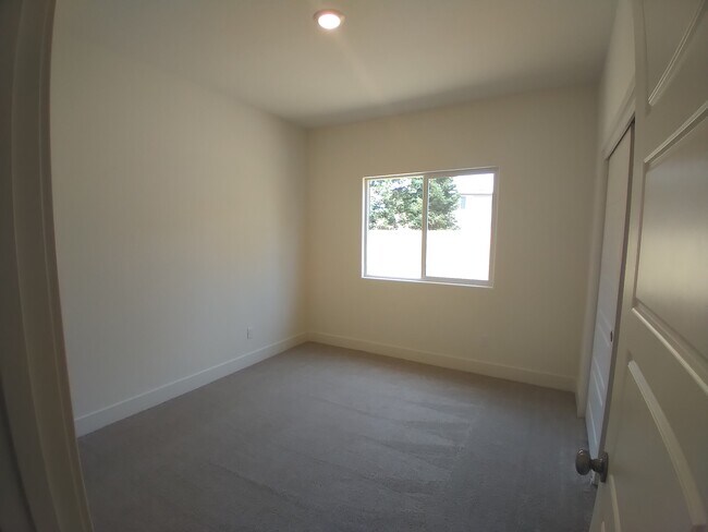 Building Photo - 5855 E Pitt Ave