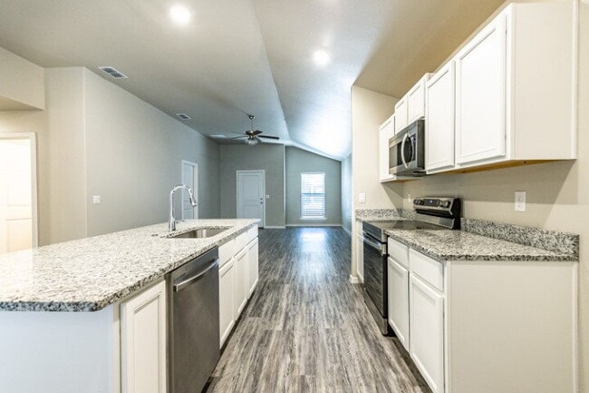 Building Photo - "Charming 3-Bed, 2-Bath Haven with 1,615 Sq Ft in Lubbock's Cozy Kirksey Avenue!" Half off first ...