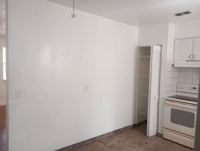 Building Photo - Spacious 3 bedroom 2 bath home with garage