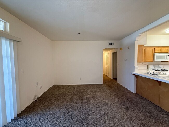 Building Photo - Centrally Located Downstairs Condo in the Oak Creek Villas